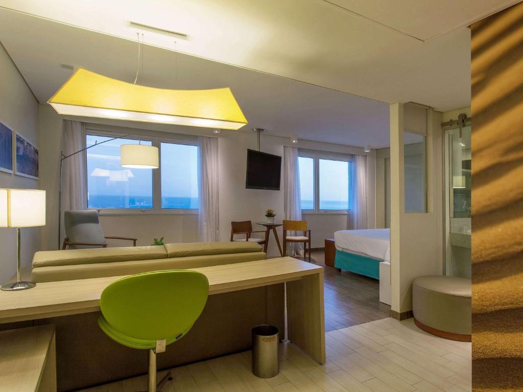 Uma TV ou centro de entretenimento em Mercure Salvador Rio Vermelho