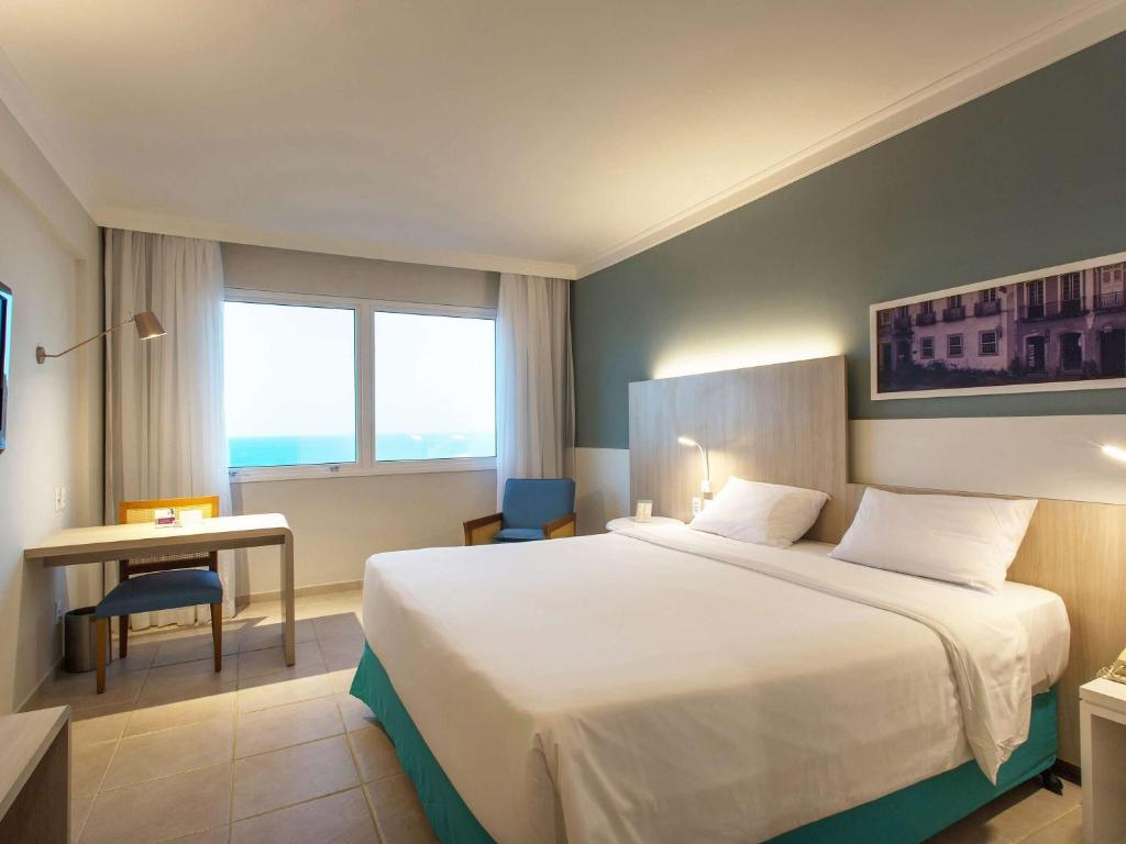 Cama ou camas em um quarto em Mercure Salvador Rio Vermelho