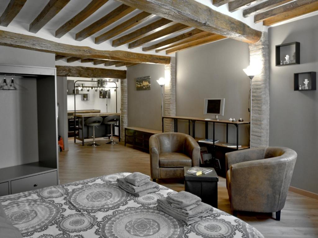 una camera con tavolo e sedie e un soggiorno di Appartamento Fontana a Parma