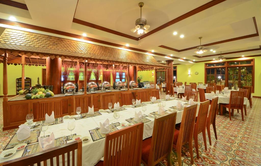 Restaurace v ubytování The Suite By Royal Crown Hotel