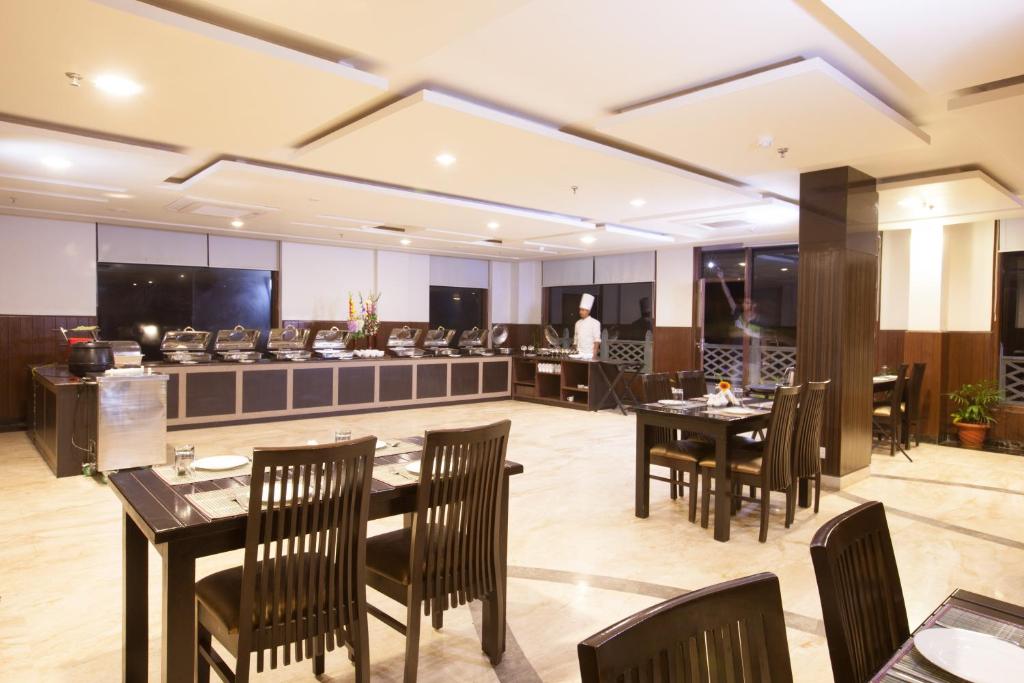 Ristorante o altro punto ristoro di Sea Hawk - Luxury Hill Resort 4 mins from Bhimtal Lake