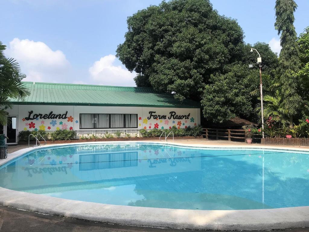 Bazén v ubytování Loreland Farm Resort nebo v jeho okolí