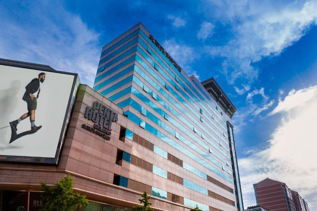 un edificio alto con un cartel de un hombre en una patineta en pentahotel Beijing, en Beijing