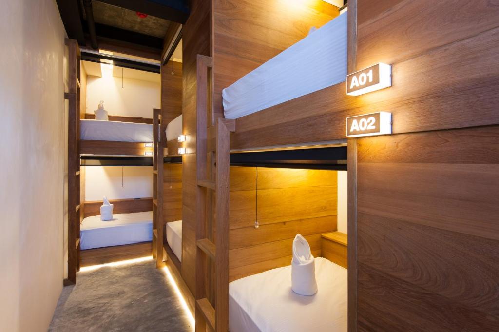 Ein Etagenbett oder Etagenbetten in einem Zimmer der Unterkunft Indie Hostel - Koh Tao