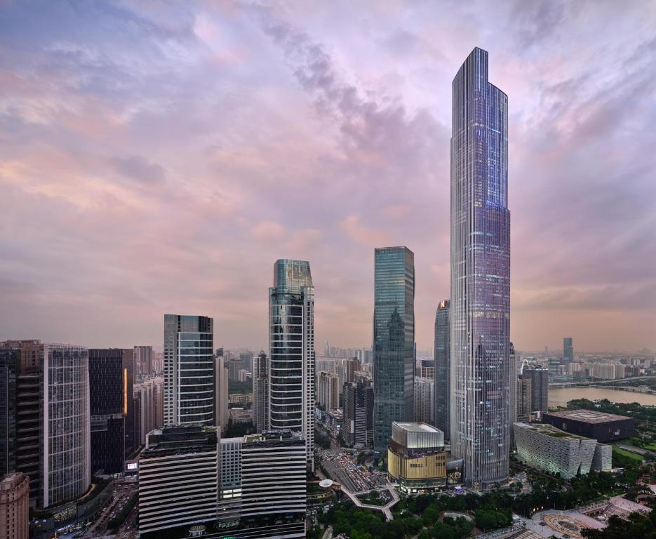 vistas a una ciudad con edificios altos en Rosewood Guangzhou en Guangzhou