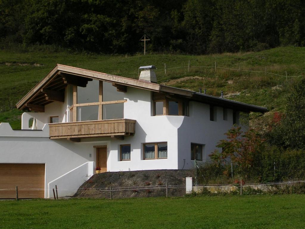 een wit huis bovenop een heuvel bij Appartement-Reintalersee in Kramsach