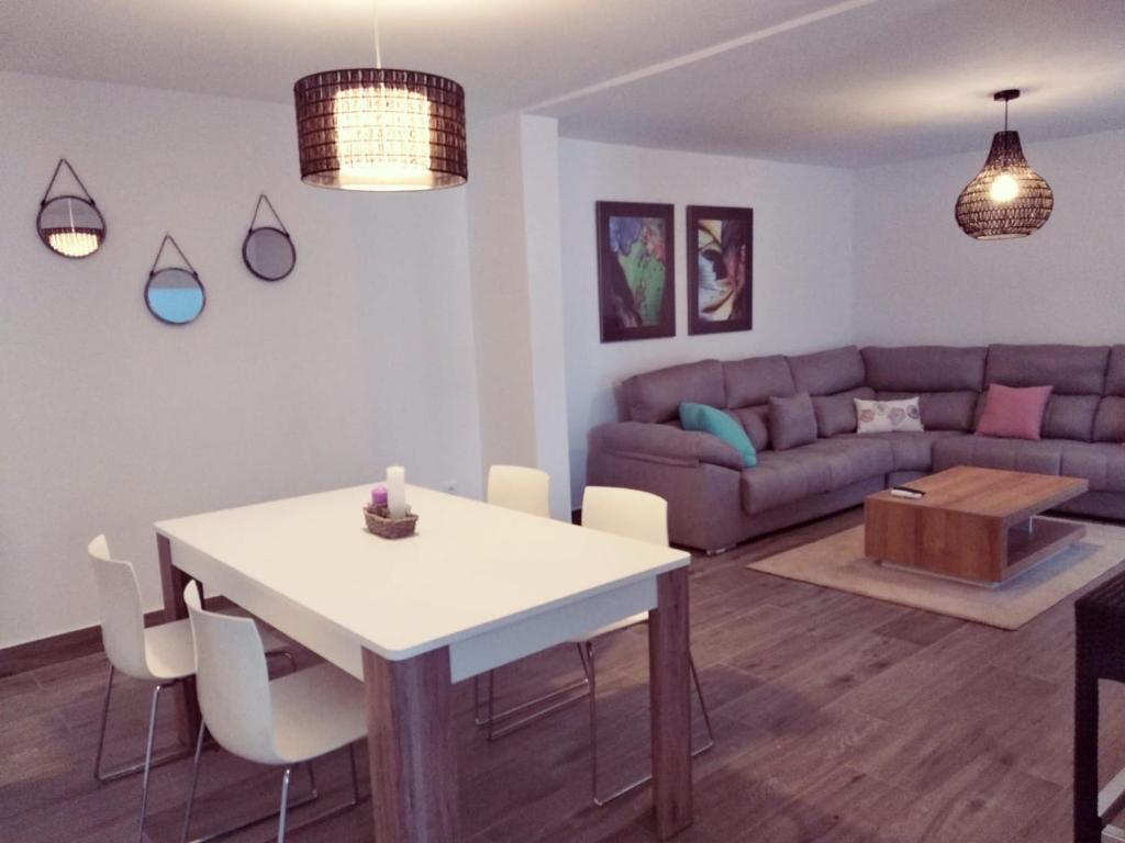 a living room with a table and a couch at Alojamientos 4nudos in San José