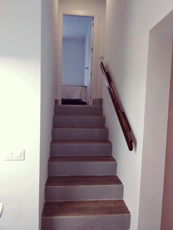 a stairway leading up to a hallway at Alojamientos 4nudos in San José