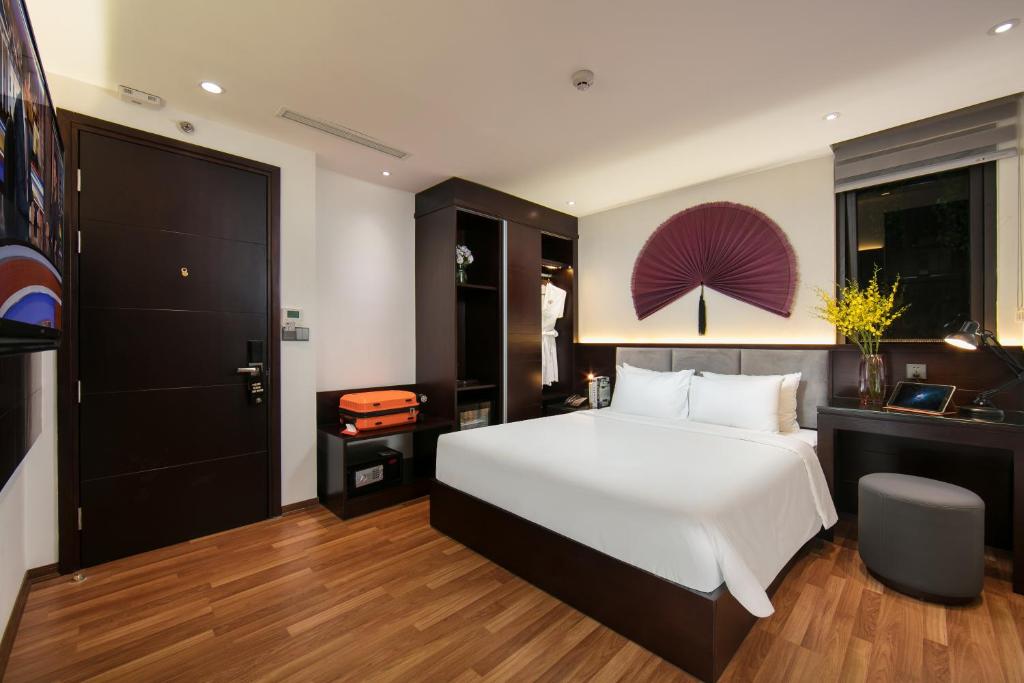 Posteľ alebo postele v izbe v ubytovaní Hanoi Fiesta Hotel & Spa