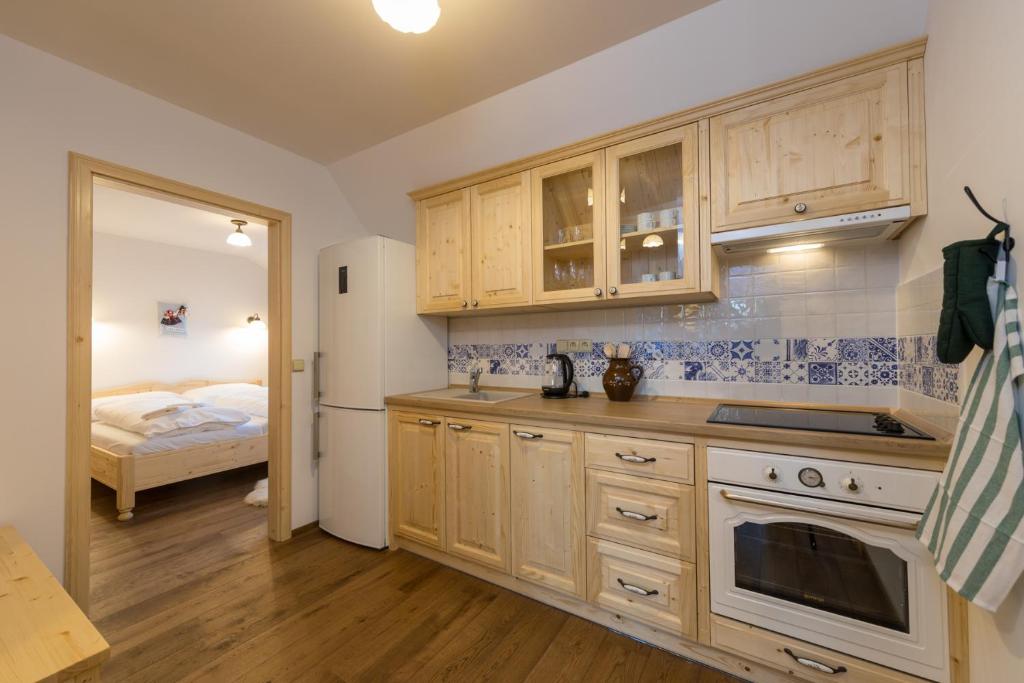 Kuchyň nebo kuchyňský kout v ubytování Valašské chalupy Resort