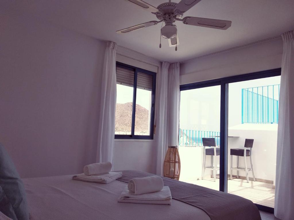 a bedroom with a bed and a ceiling fan at Alojamientos 4nudos in San José