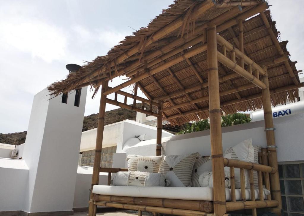a wooden pergola on top of a building at Alojamientos 4nudos in San José