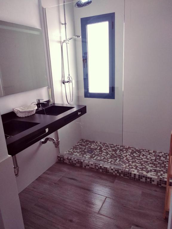 a bathroom with a black sink and a window at Alojamientos 4nudos in San José