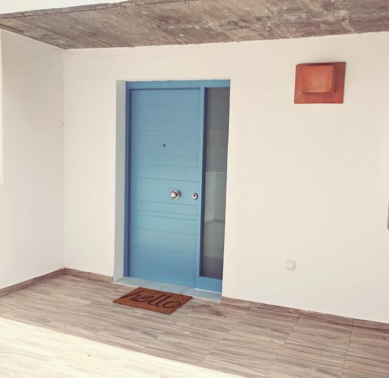 a blue door in a room with a wooden floor at Alojamientos 4nudos in San José