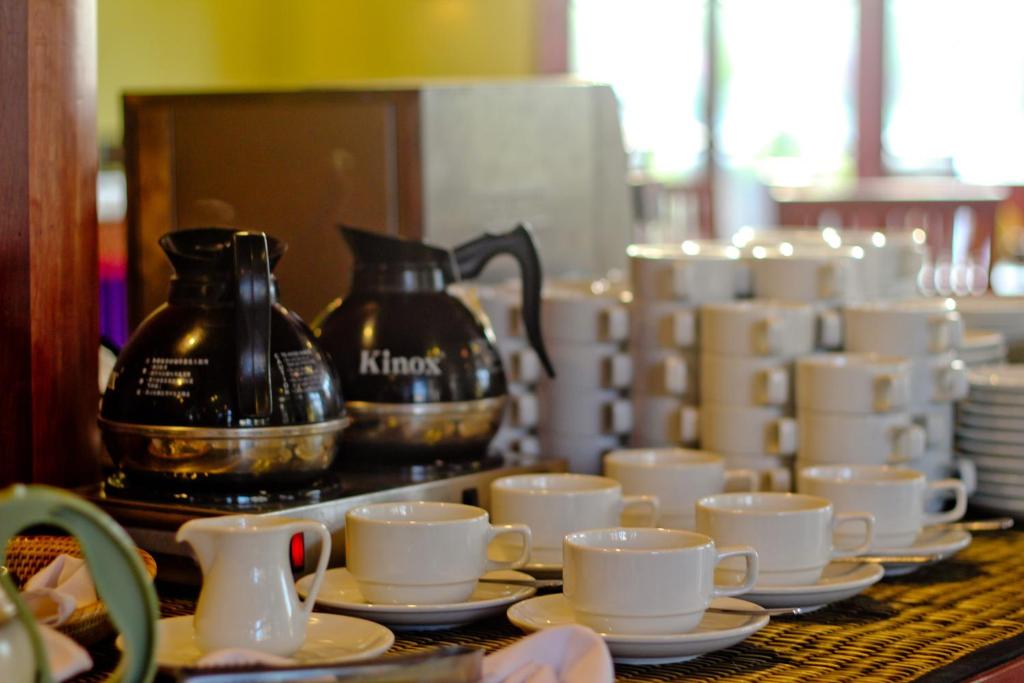 Příslušenství pro přípravu čaje a kávy v ubytování The Suite By Royal Crown Hotel