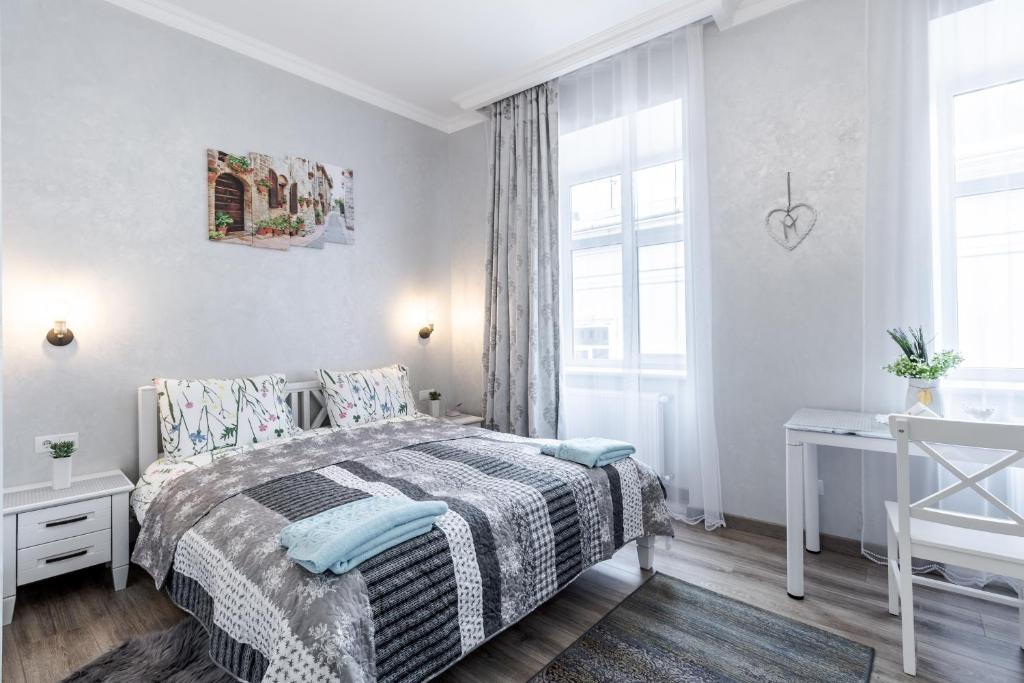 Golden Rose ! Apartments Lviv - Deluxe King Studio