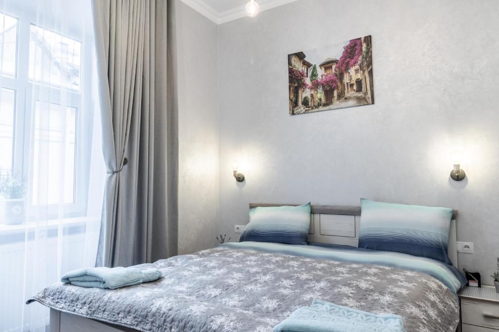 Golden Rose ! Apartments Lviv - Studio Apartment With King Bed
