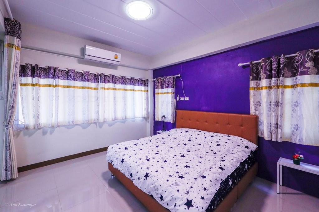 En eller flere senge i et værelse på BaanJergun-บ้านเจอกัน