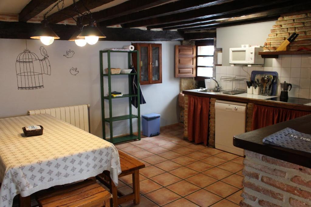 Kuchyň nebo kuchyňský kout v ubytování Casa rural La Toba I y II