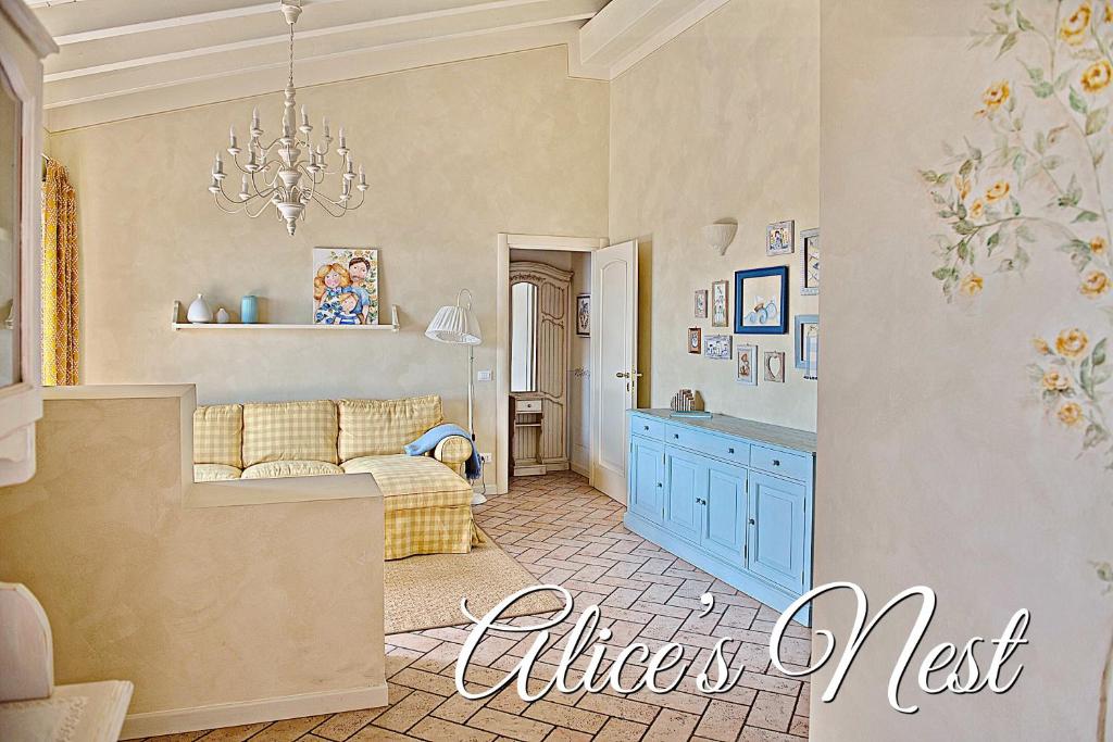 ein Wohnzimmer mit einem Bett und einem Kronleuchter in der Unterkunft Alice's Nest-Lake View House in Padenghe sul Garda