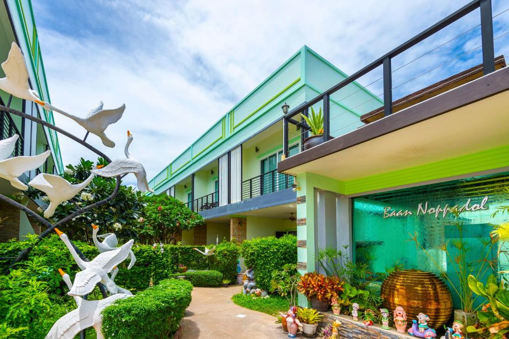 un edificio con una escultura de aves delante de él en Baan Noppadol Hua Hin Resort, en Hua Hin
