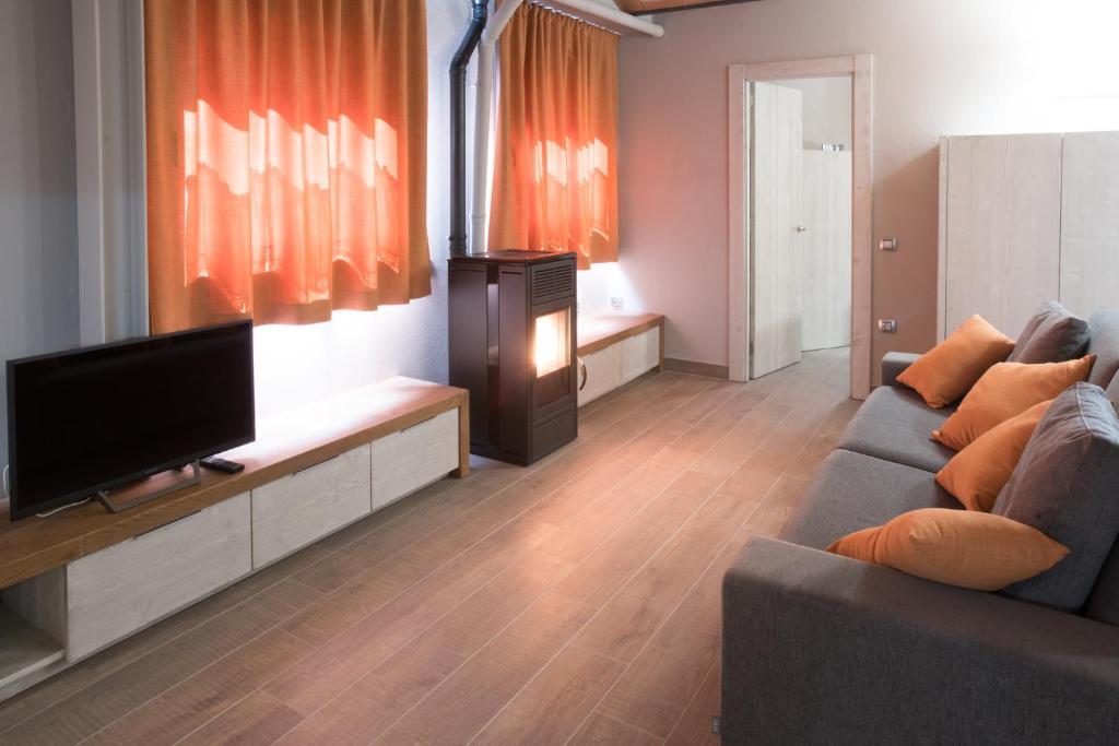 A television and/or entertainment centre at Apartaments Cal Nunci-Apartament Cadí