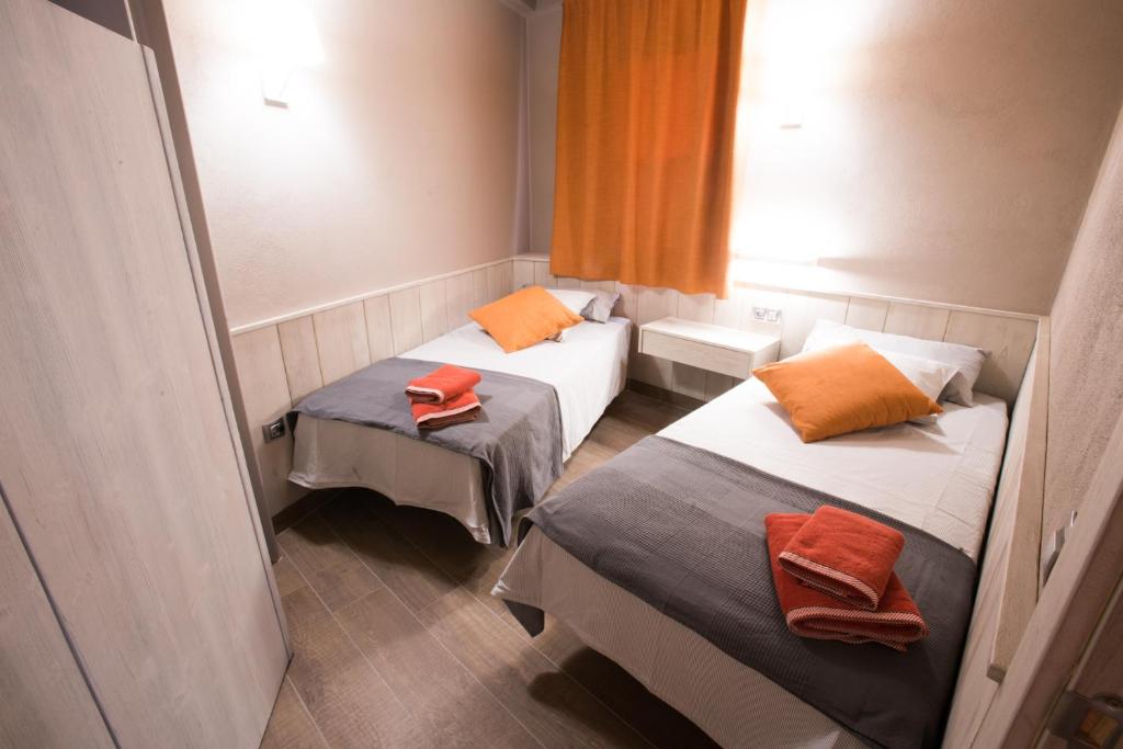 A bed or beds in a room at Apartaments Cal Nunci-Apartament Cadí