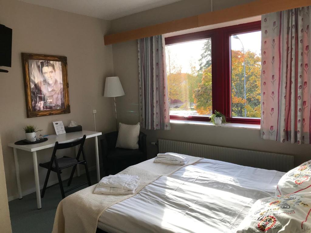 Postel nebo postele na pokoji v ubytování Kils Hotell & Restaurang