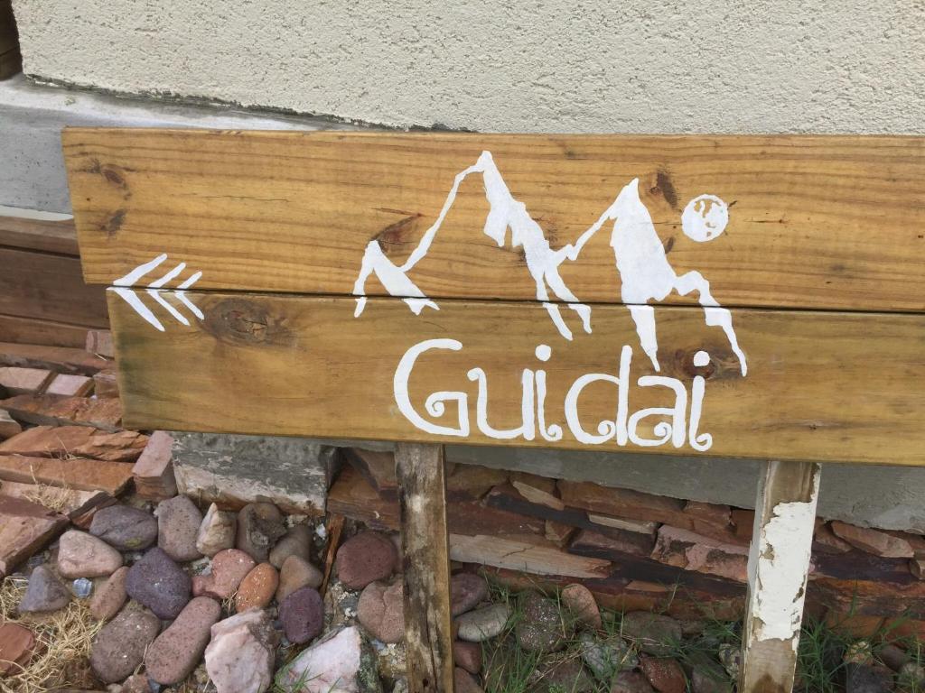 a wooden sign with a mountain written on it at GUIDAI in Villa Serrana