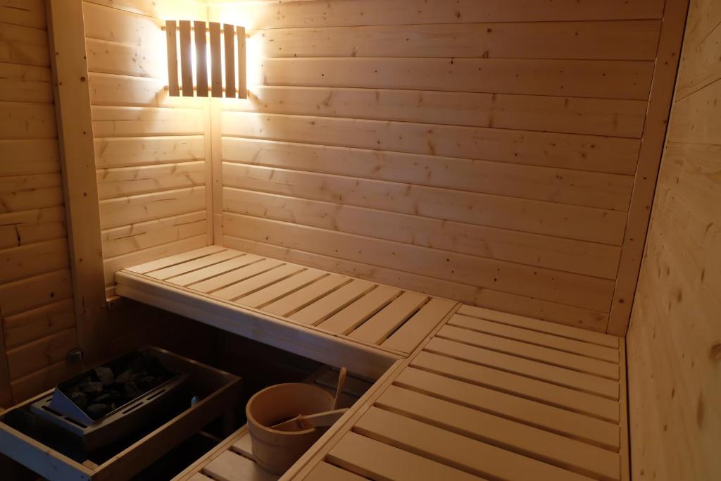 eine kleine Sauna mit einer Lampe darüber in der Unterkunft Ferienhaus am Wald in Bad Elster