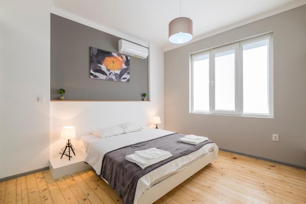 Postel nebo postele na pokoji v ubytování blueWaveplace - Stylish 2 BR Home in Center of Sofia