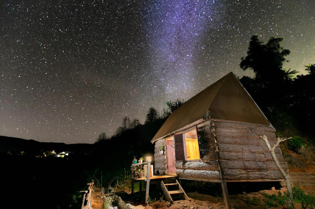 uma cabana sob um céu estrelado à noite em Chappi Mountains Bungalows em Da Ðeum (2)