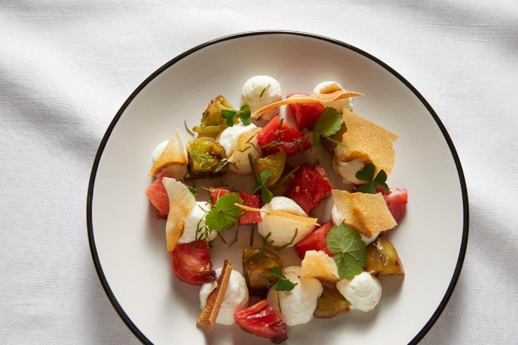 une assiette de nourriture avec des fruits et légumes sur une table dans l'établissement L'Auberge du Brand, à Turckheim