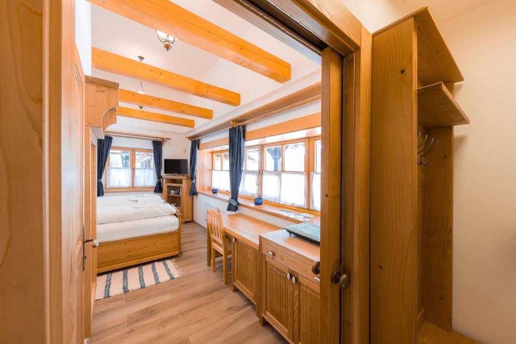 Postel nebo postele na pokoji v ubytování Valašské chalupy Resort