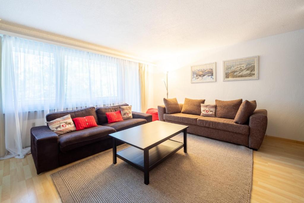 Sala de estar con 2 sofás y mesa de centro en Cristallina A2, en Laax