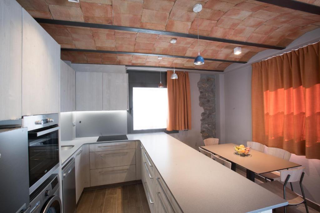 A kitchen or kitchenette at Apartaments Cal Nunci-Apartament Cadí