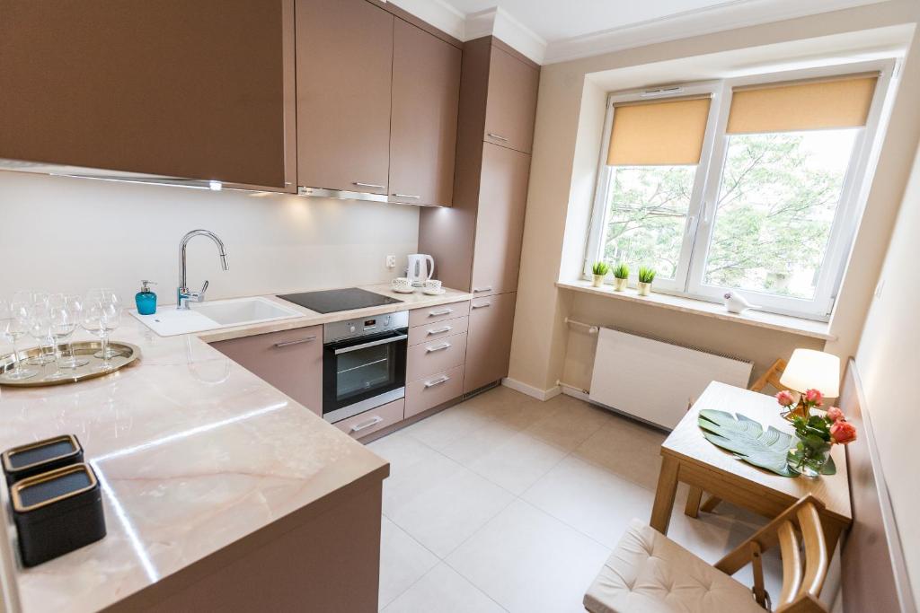 Kuchyňa alebo kuchynka v ubytovaní Vintage Krasińskiego 7 Apartments