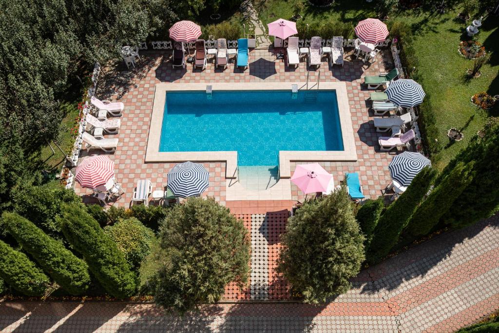 an overhead view of a swimming pool with chairs and umbrellas at Grand Hotel in Braşov