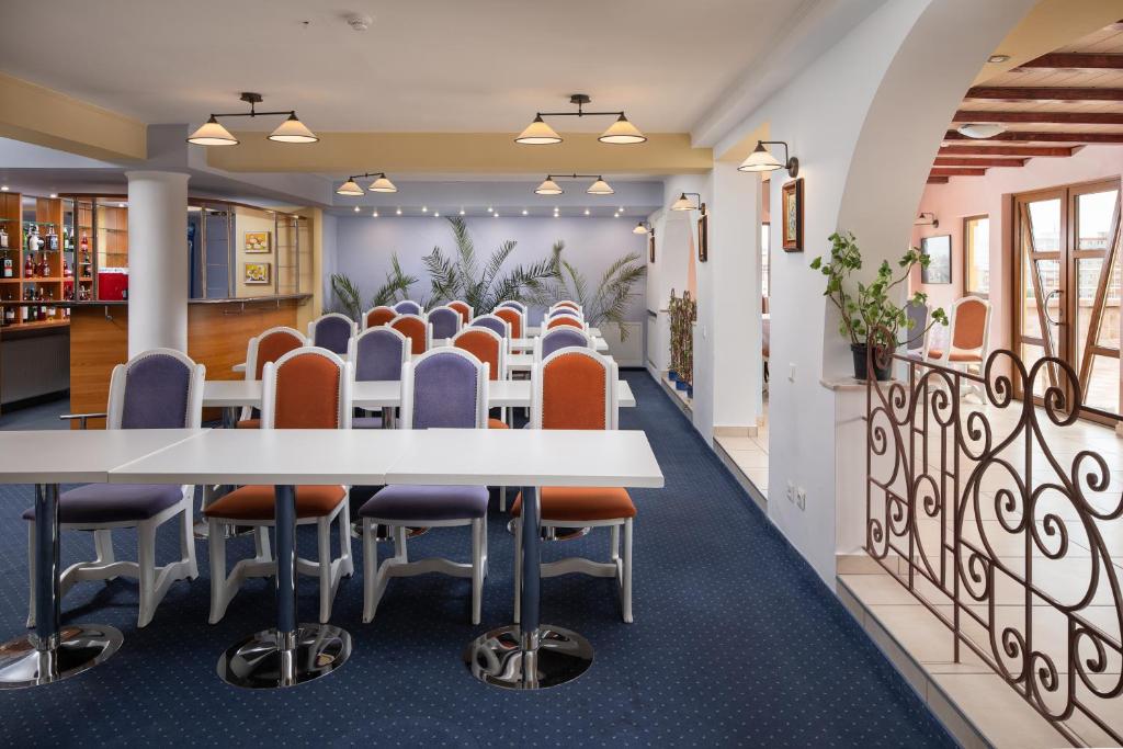 a conference room with a long table and chairs at Grand Hotel in Braşov
