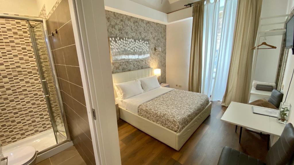 ローマにあるSuncity Romeの小さなベッドルーム(ベッド1台、バスルーム付)