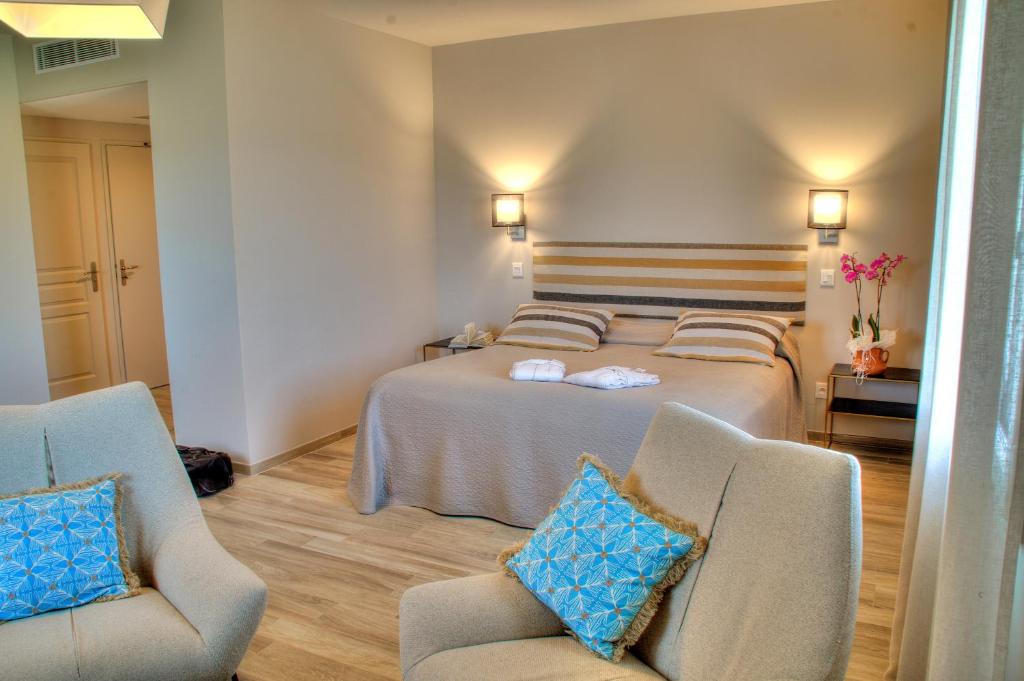 Postel nebo postele na pokoji v ubytování Hôtel La Bastide d'Iris