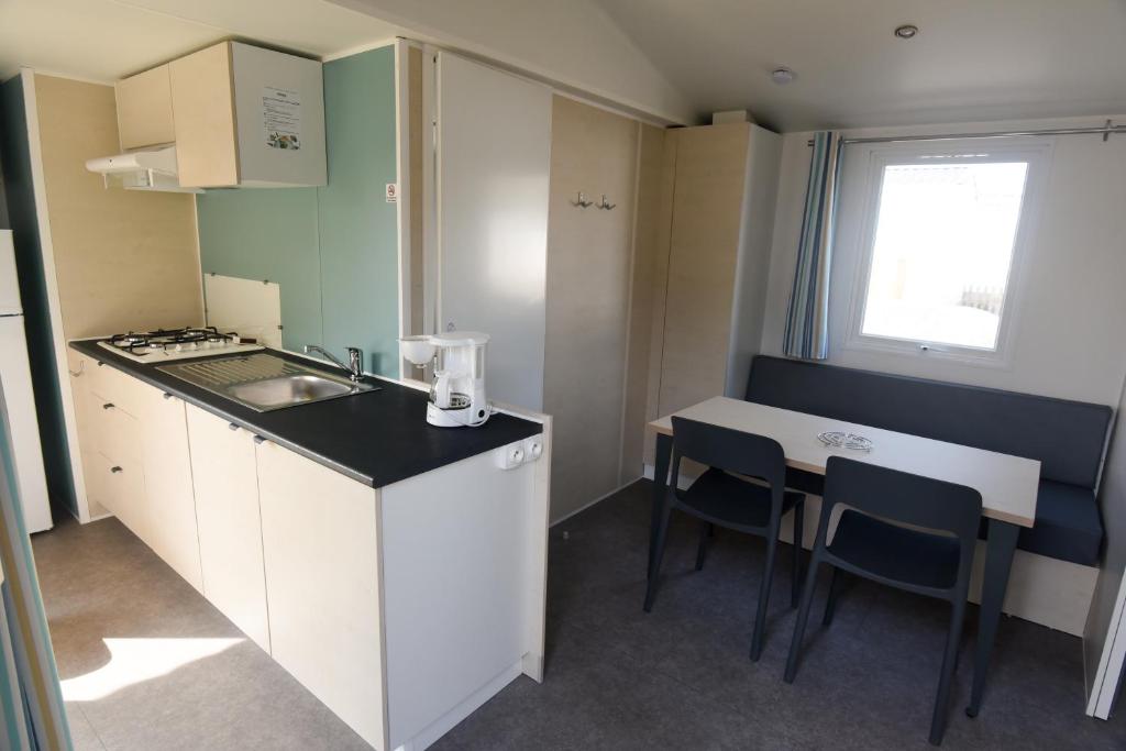 Kuchyň nebo kuchyňský kout v ubytování Camping Les Carolins