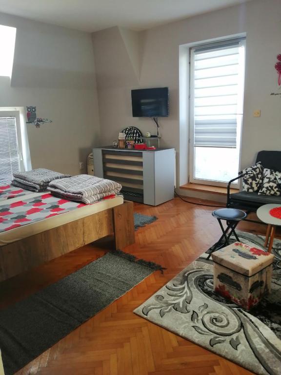 Katil atau katil-katil dalam bilik di Apartman Red wall