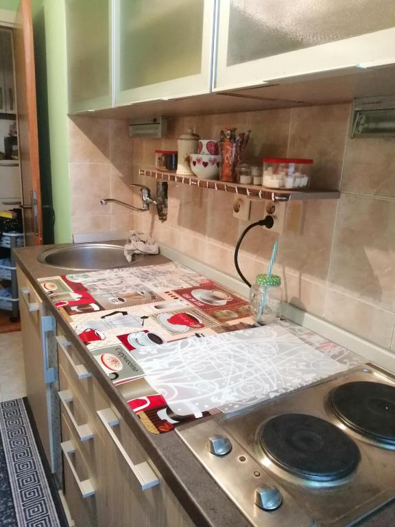 Dapur atau dapur kecil di Apartman Red wall