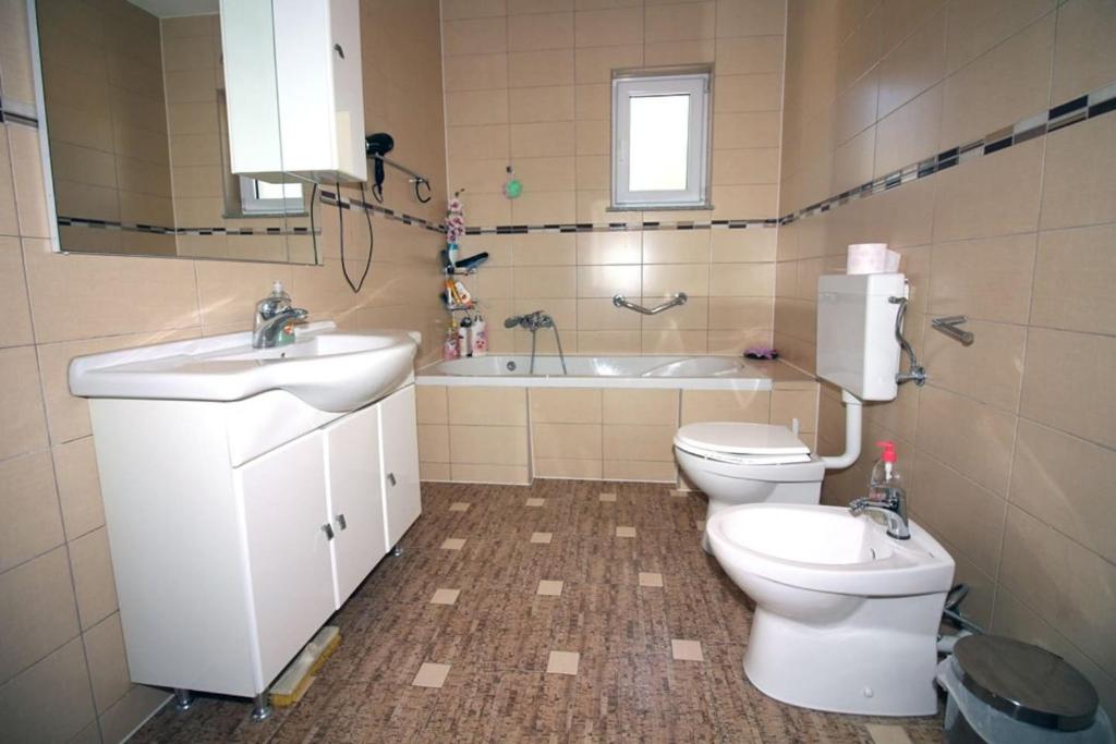 Koupelna v ubytování 4 Bedroom Apartment in Tisno (8+4)