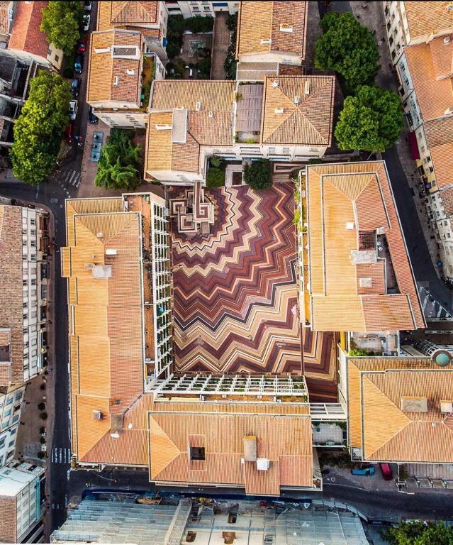 une vue aérienne d'un bâtiment avec un toit dans l'établissement Campana, à Avignon