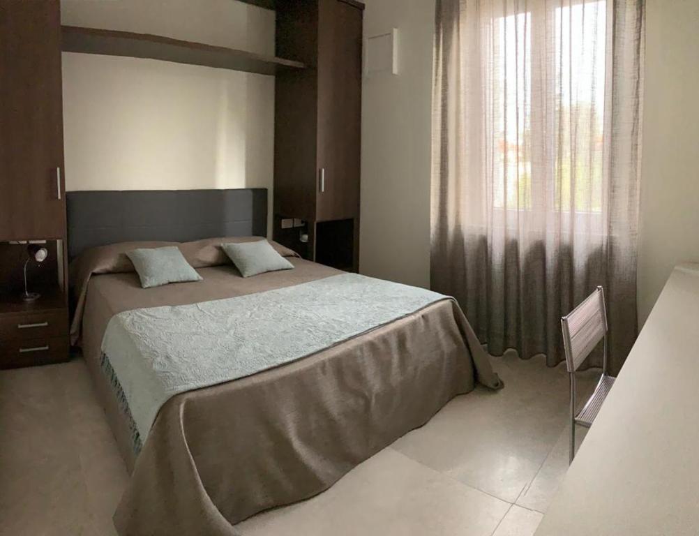 Un dormitorio con una cama grande y una ventana en B&b estercarlo en Trezzo sullʼAdda