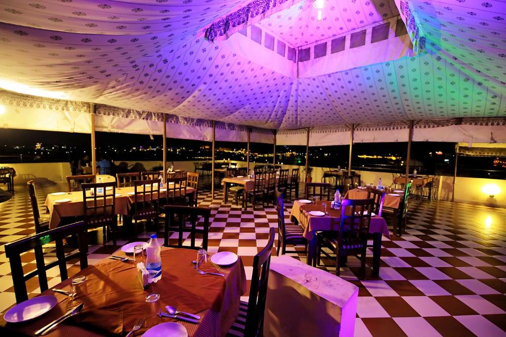 Un restaurante o sitio para comer en Hotel Royal Pratap Niwas