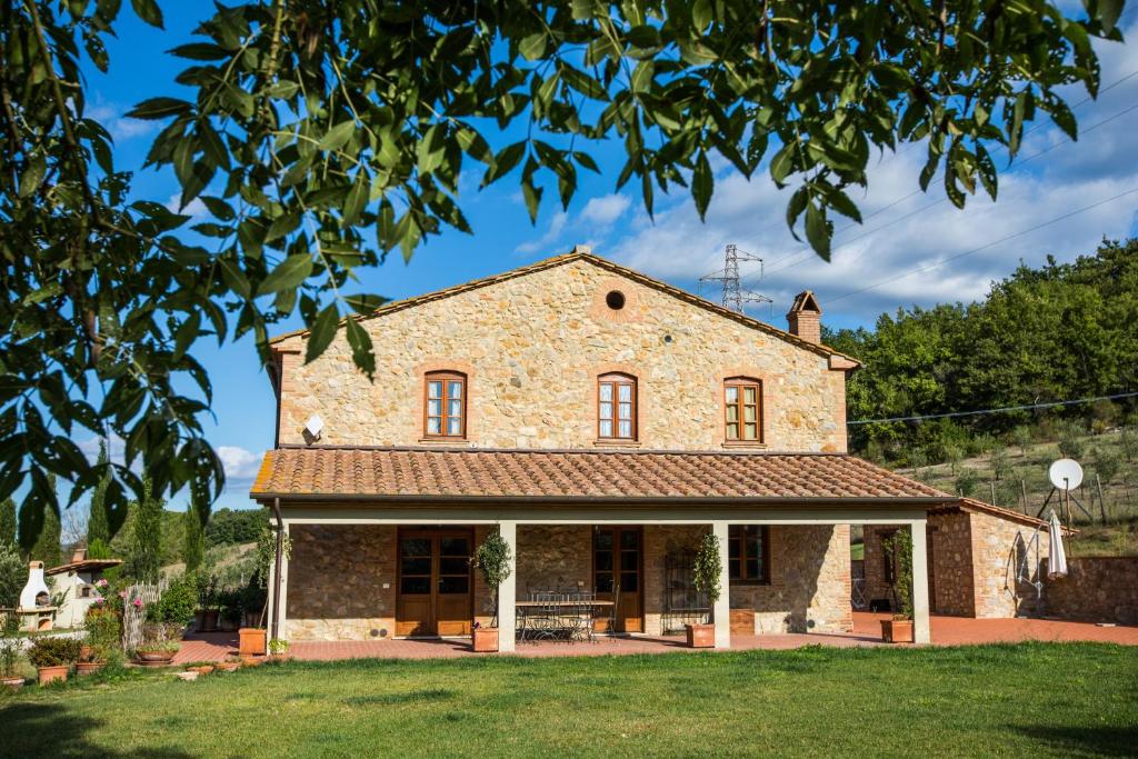 an old stone house with a large yard at Agriturismo Bioli in Querceto