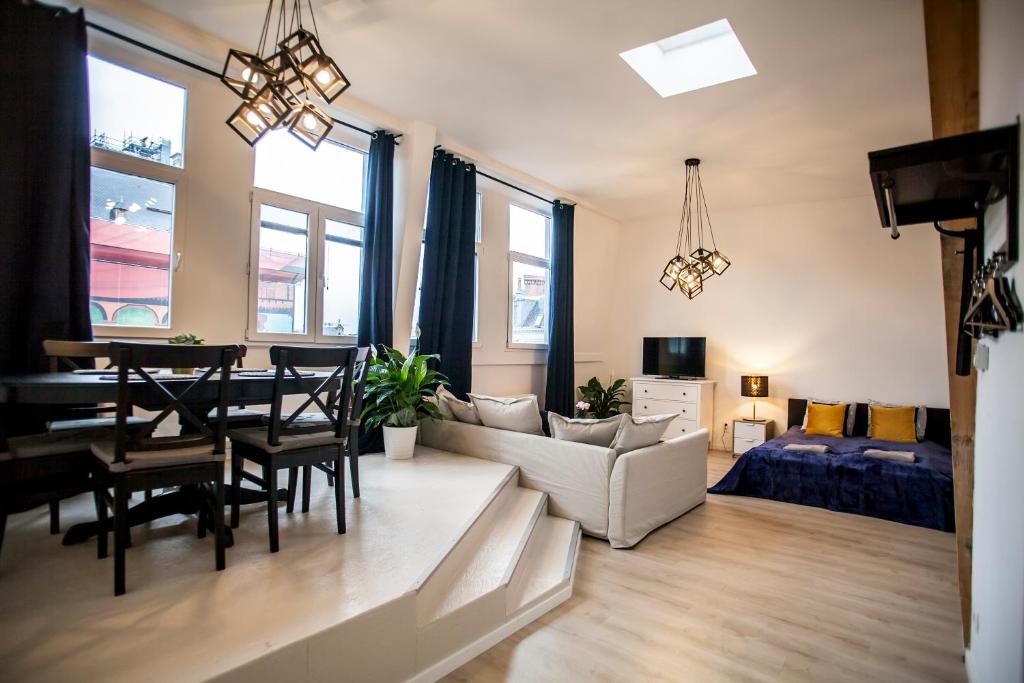 een woonkamer met een tafel en een eetkamer bij Luxury Suites Grotemarkt in Antwerpen